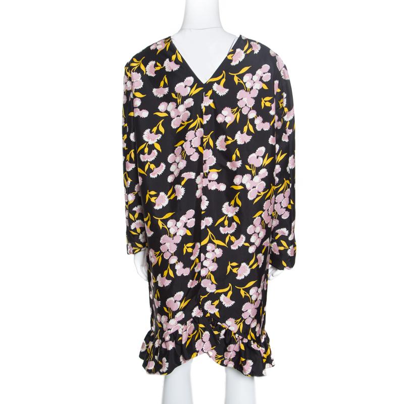 Easy, breezy and oh so lovely, this Sistowbell dress from Marni waits for you to make it yours! The black creation is made of a cotton and silk blend and features a beautiful floral print all over it. It flaunts a round neckline, long sleeves and