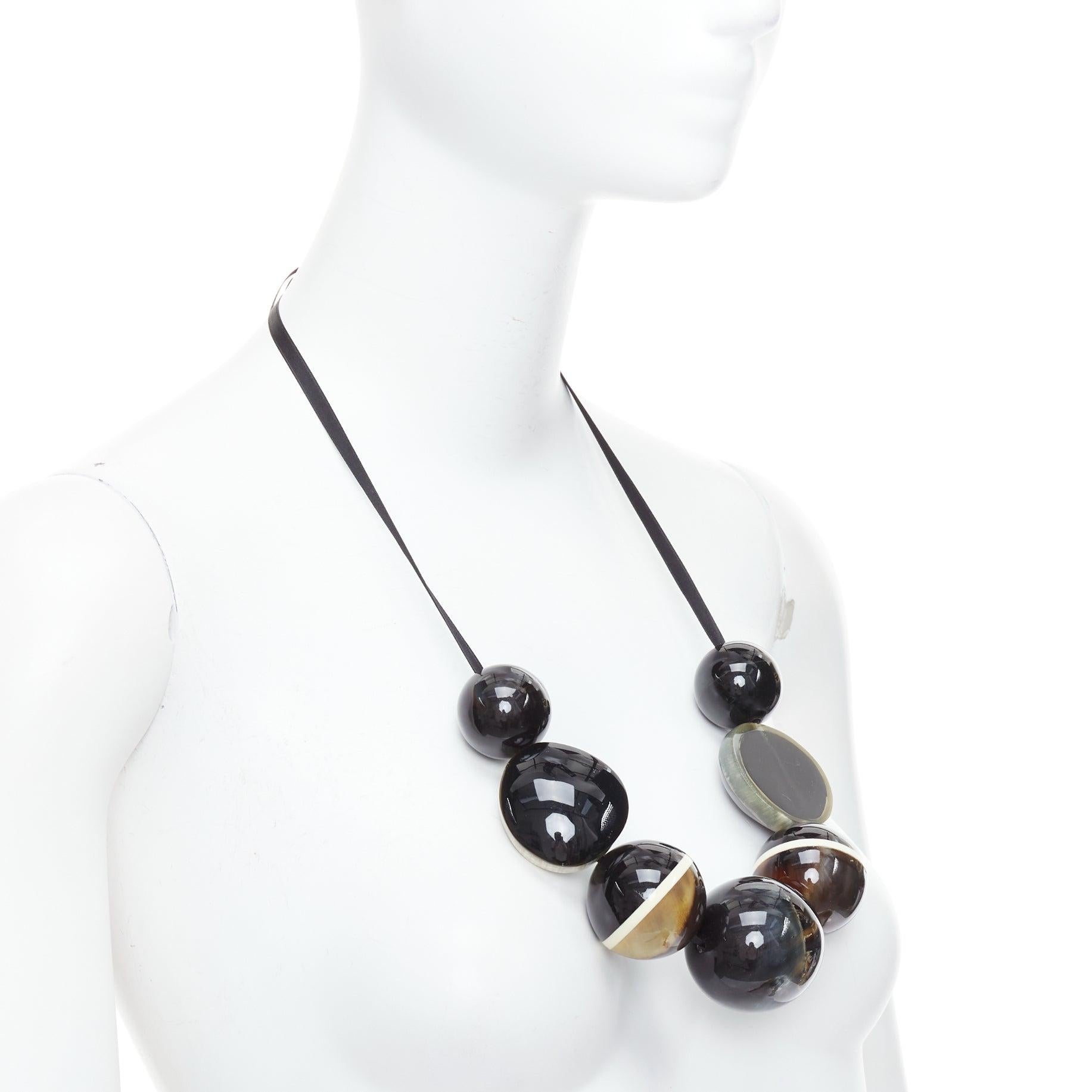 Marni, collana in acrilico nero kaki con nastro a forma di palline giganti In condizioni buone in vendita a Hong Kong, NT