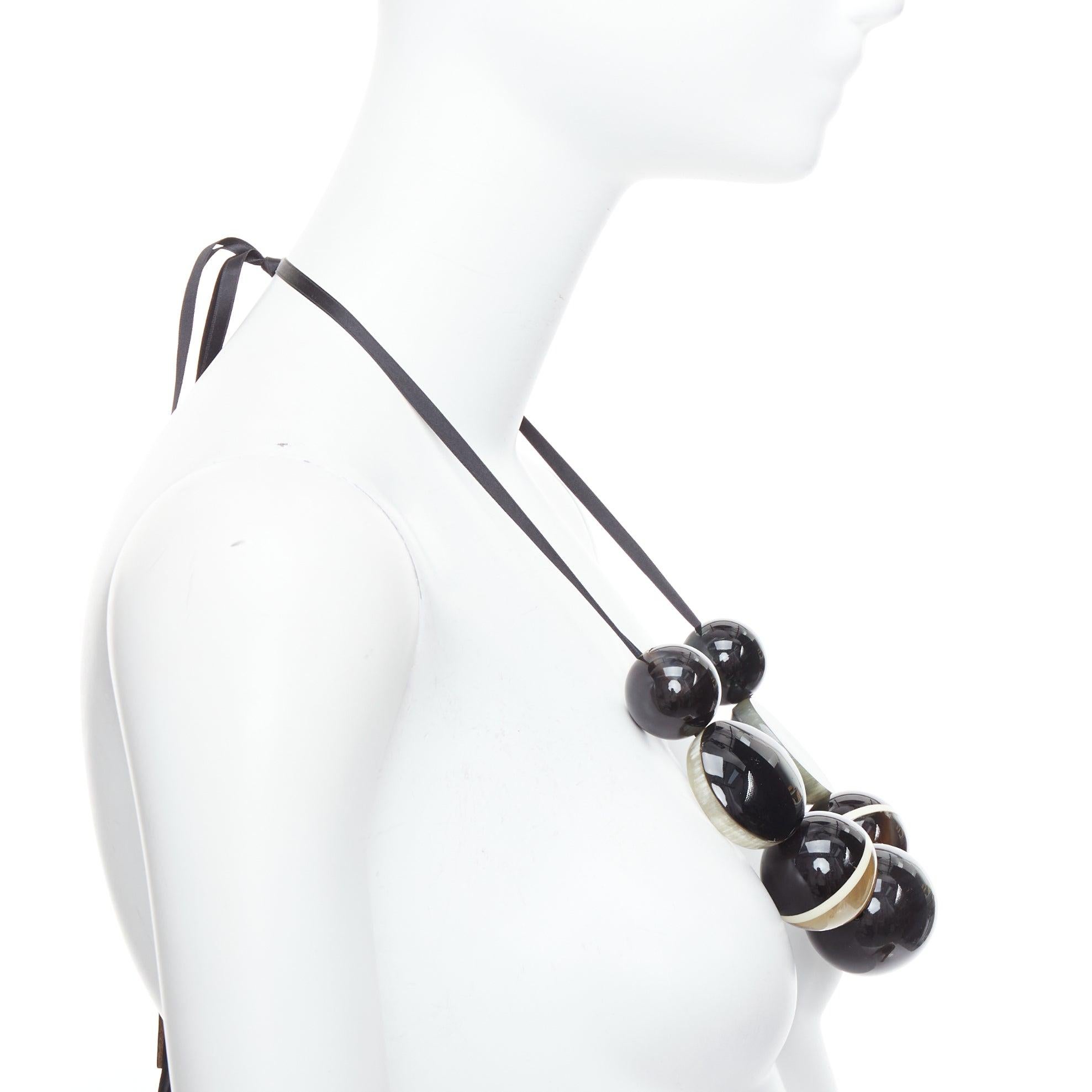 Donna Marni, collana in acrilico nero kaki con nastro a forma di palline giganti in vendita