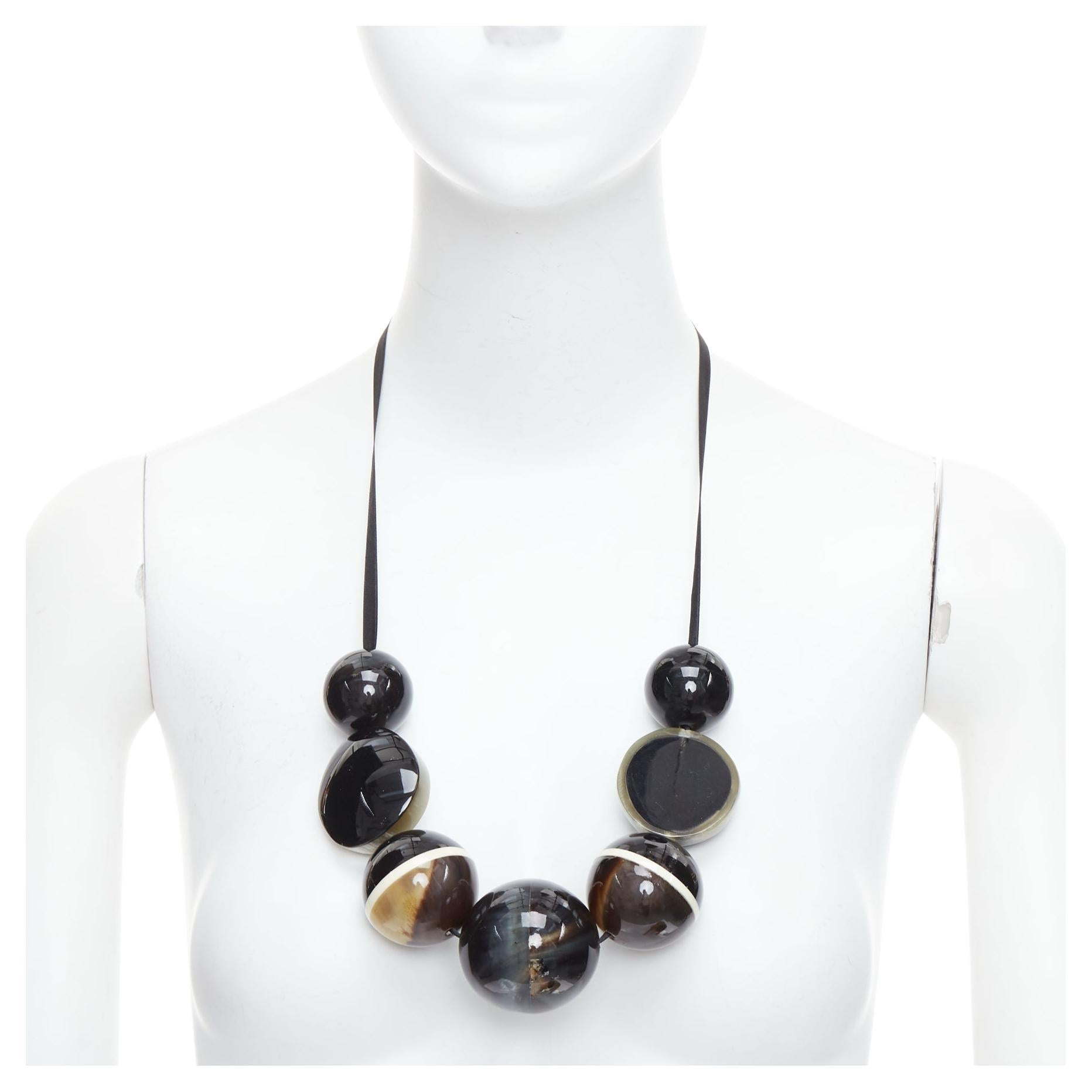 Marni, collana in acrilico nero kaki con nastro a forma di palline giganti in vendita
