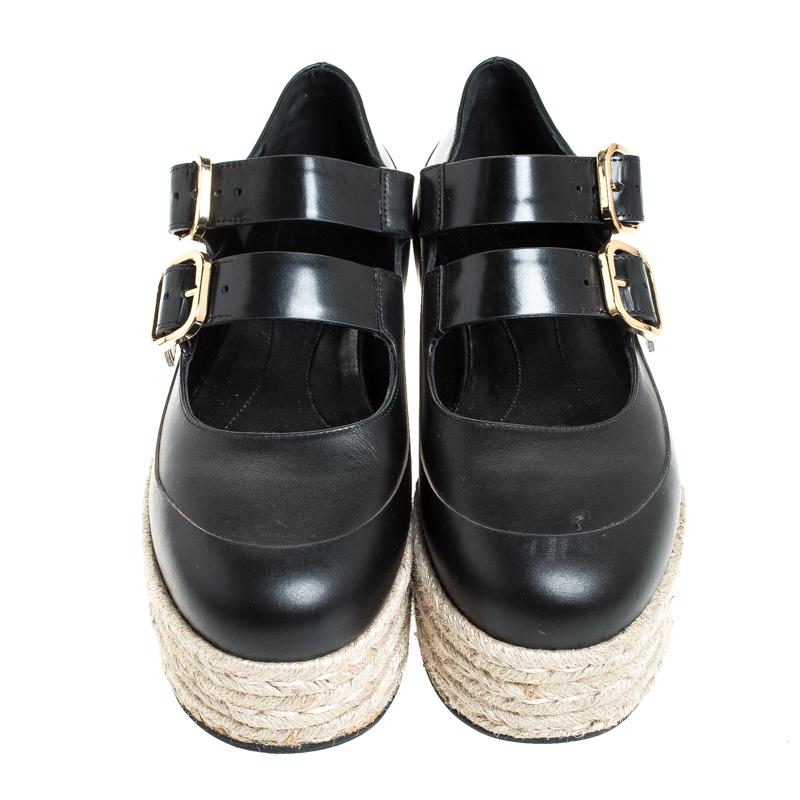 Amp up your style quotient as you glam up your outfits with these gorgeous Marni espadrille flats. Crafted in Italy, they are made from leather and come ina lovely shade of black. They come with 5 cm platforms, buckled straps, round toes, leather