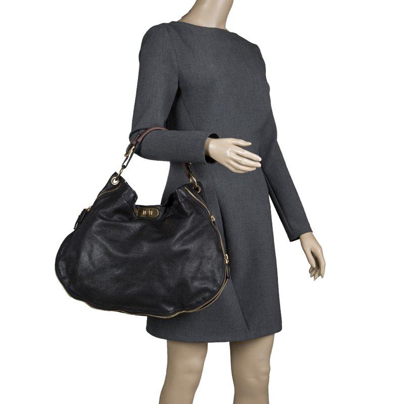 Diese Hobo von Marni hat eine elegante Silhouette und ist modisch. Die aus Leder gefertigte Tasche hat einen geräumigen Innenraum aus Nylon und einen einzigen Henkel. Die Schönheit ist komplett Reißverschluss Detaillierung an den Konturen.


