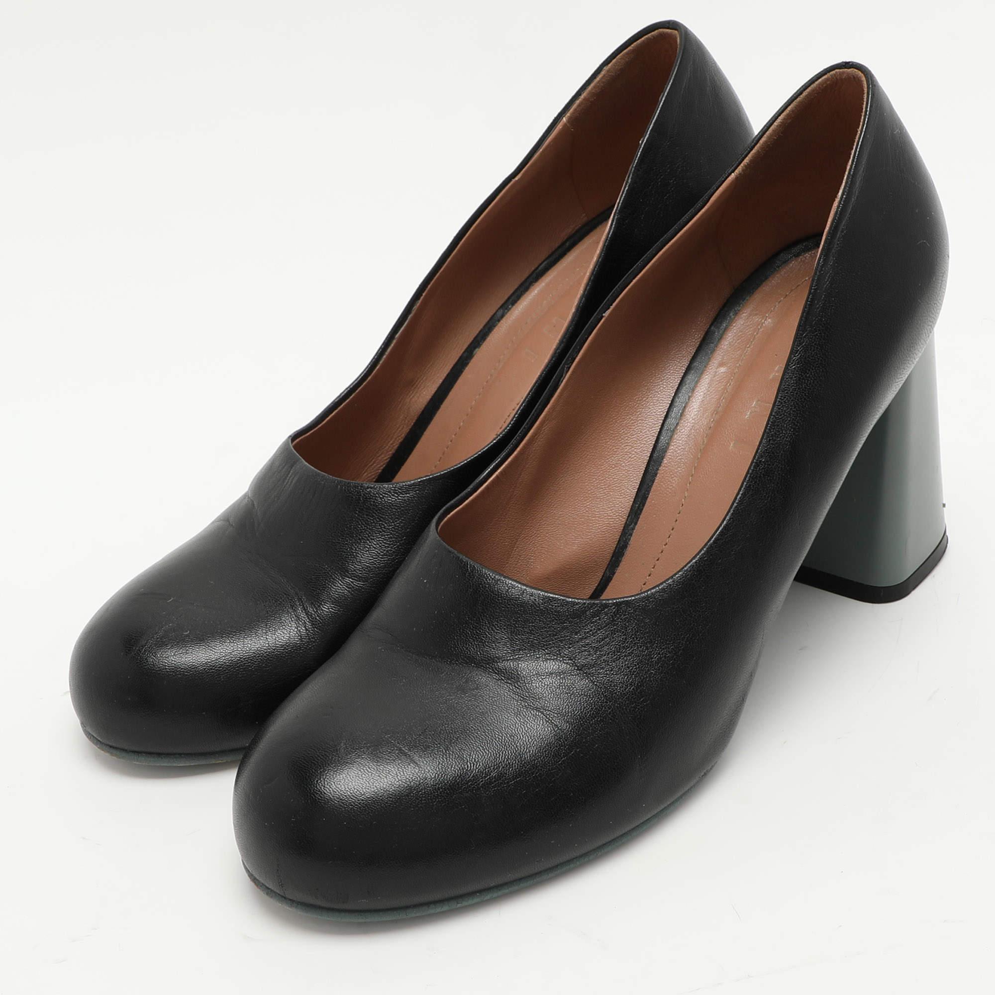 Couture et finition parfaites pour garantir un aspect et une tenue élégants.  ces chaussures à talon bloc Marni sont un achat que vous adorerez arborer. Ils sont très beaux sur les pieds.