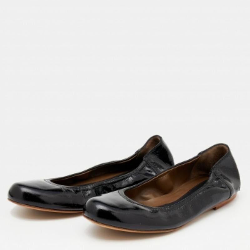 Queste graziose ballerine di Marni sono all'insegna dell'eleganza e del comfort. Realizzate in vernice, hanno la punta arrotondata e uno stile scrunch. Le ballerine nere hanno suole resistenti e solette foderate in pelle. Saranno perfetti sia con