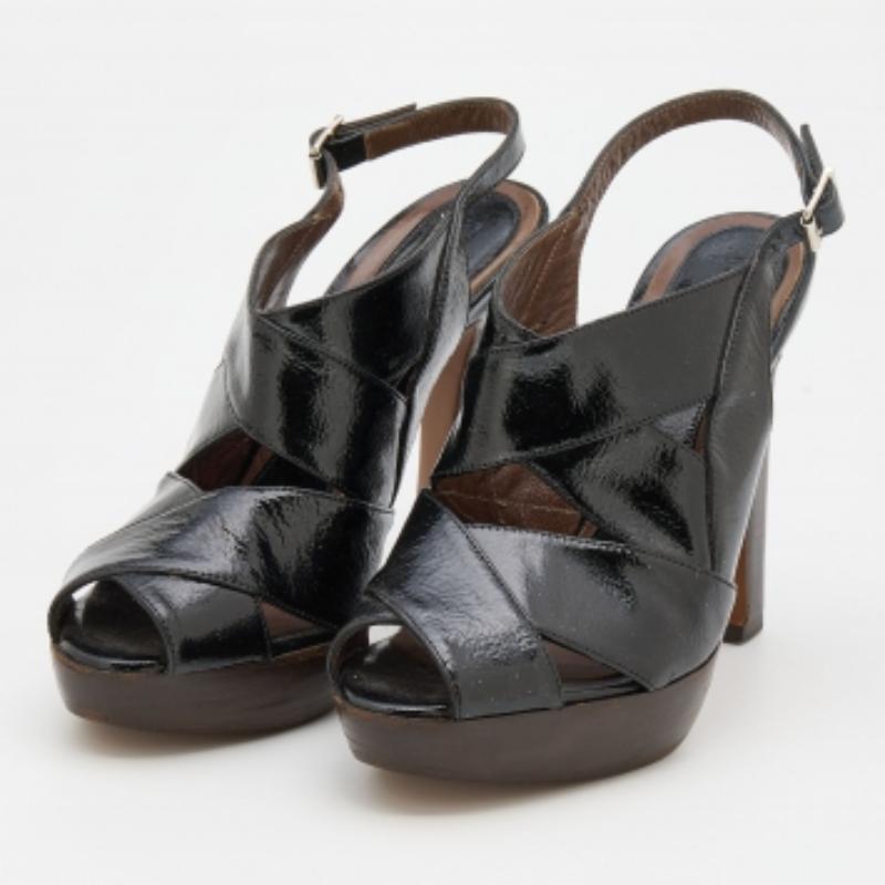 This pair of designer sandals delivers sophistication. The shoes come crafted by the best to grant you the fit you desire.