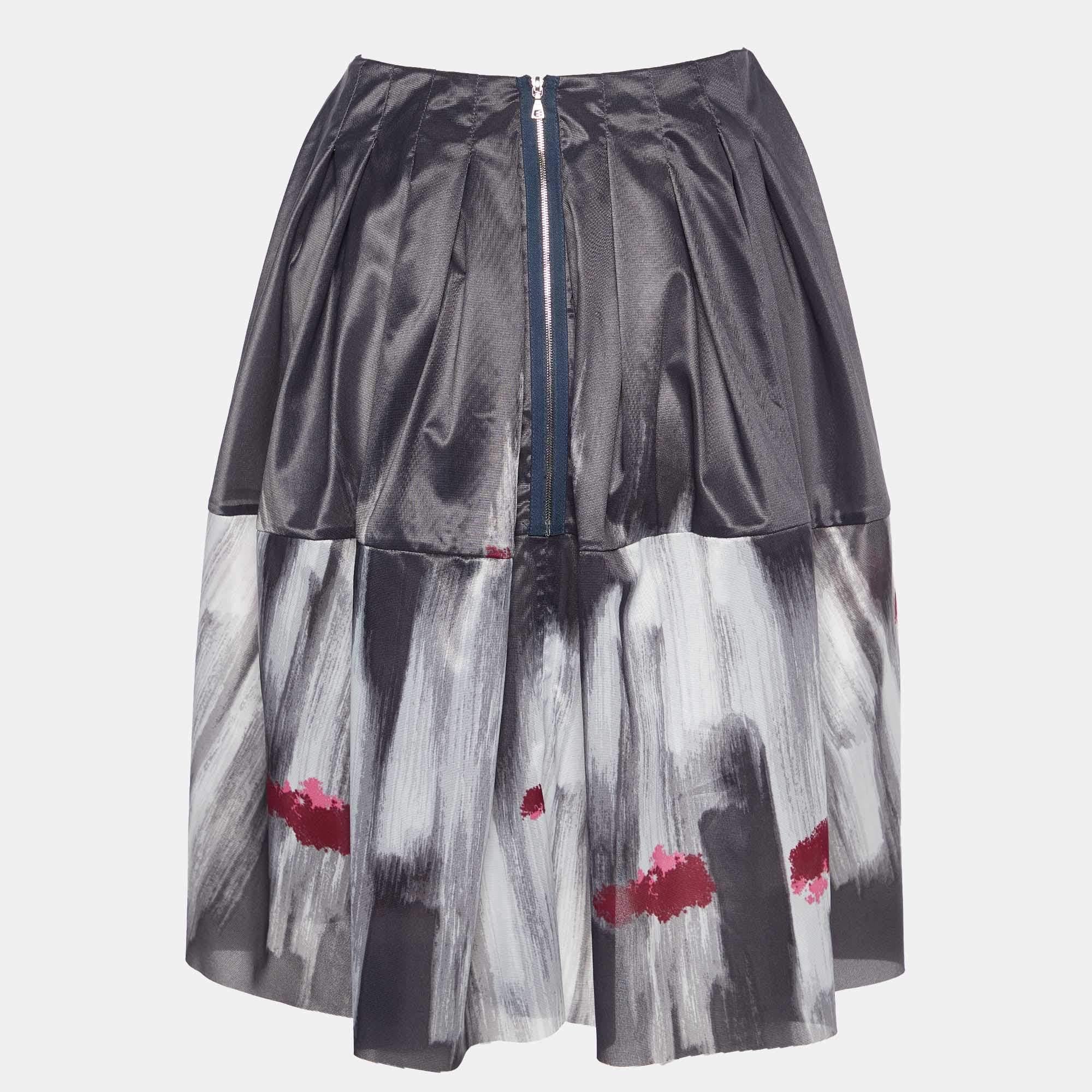Experience the charm of designer clothing with this gorgeous skirt. Made from quality fabrics the skirt has a simple allure and a great fit. Pair it up with a tailored blouse or a simple top and high heels.
