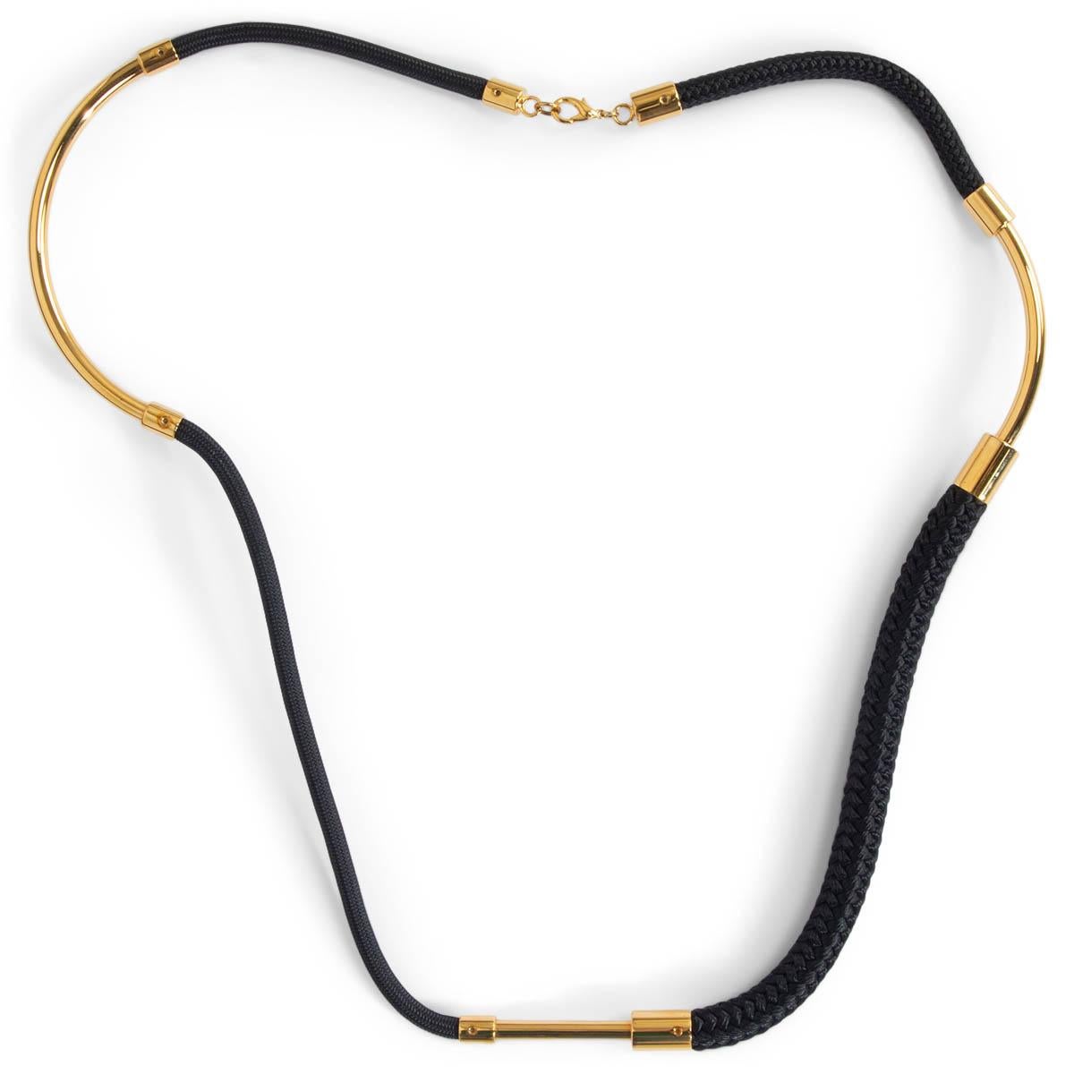100% authentische Marni Halskette aus schwarzem Seil und runden, goldfarbenen Metalldetails aus Messing. Wurde getragen und ist in ausgezeichnetem Zustand. Wird mit Staubbeutel geliefert. 

Messungen
Länge	48cm (18.7in)

Alle unsere Angebote