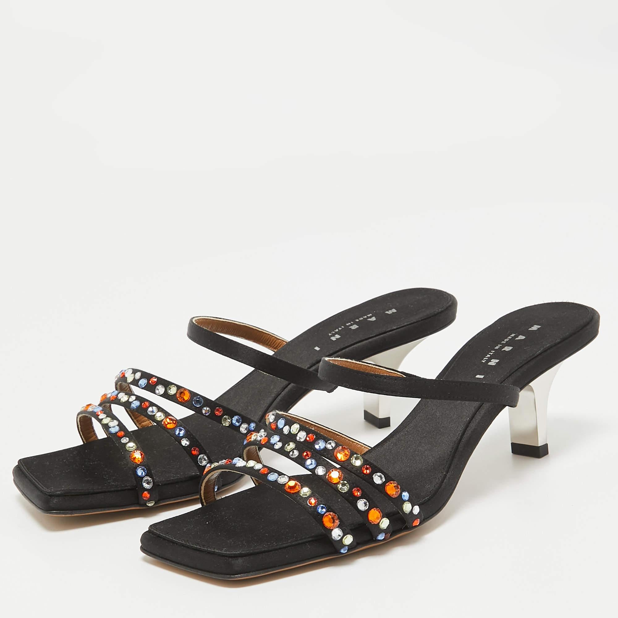 These sandals will frame your feet in an elegant manner. Crafted from quality materials they display a classy design and comfortable insoles.