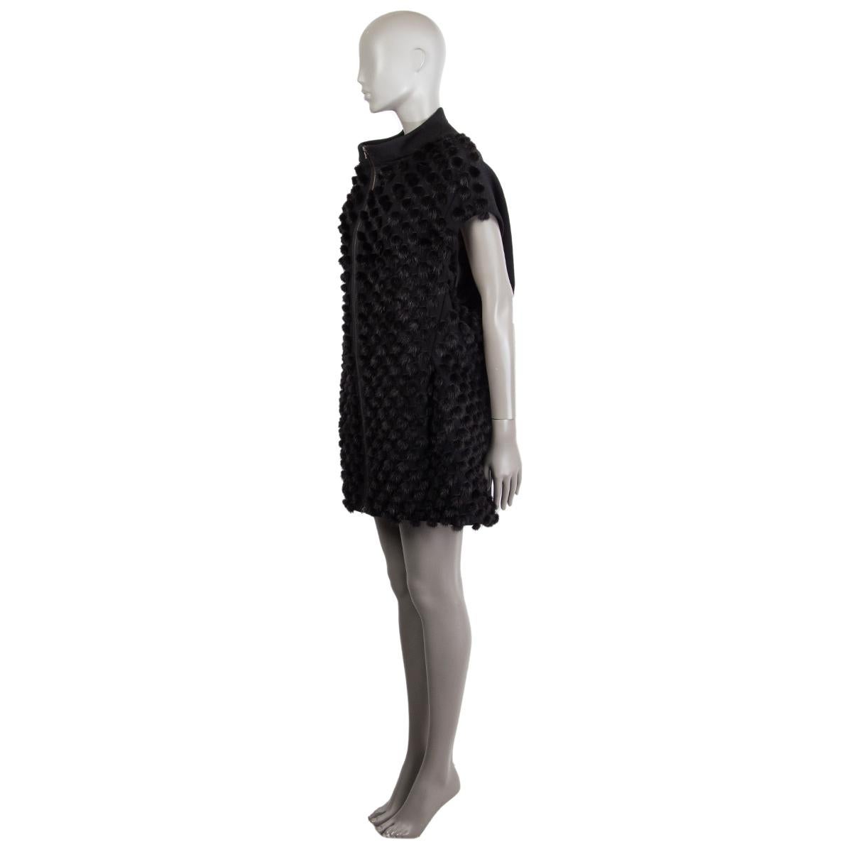 100% autentico gilet oversize in pelliccia di visone di Marni in lana nera (95%) e viscosa (5%) con parte anteriore decapata con pelliccia di visone, senza maniche, schiena liscia e collo alto. Sfoderato. Si chiude con una cerniera argentata sul