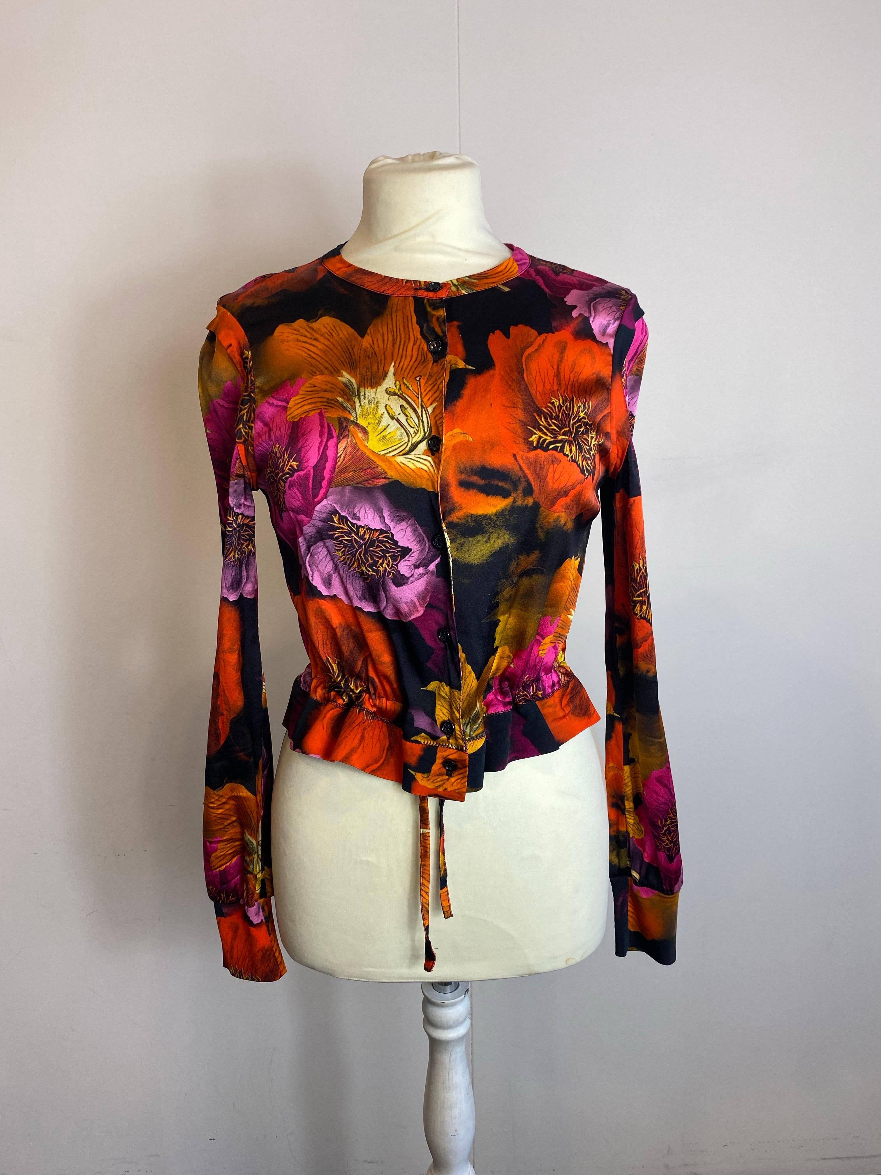 Marni Blouse with floral details.
Fits a 38-40 IT.
Composition label not present, it seems to be made of silk.
Shoulders 40 cm.
Length 48 cm.
Excellent condition, shows signs of normal use as shown in the photo.