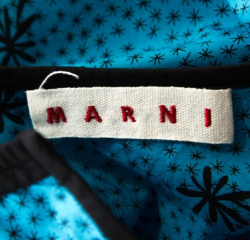 Marni lässt bei diesem Oberteil seinen individuellen Stil, Schnitt und Design durchscheinen. Dieses extravagante blaue Stück bietet eine ausgewogene Mischung aus Komfort und Stil. Mit diesem Oberteil aus 100 % Baumwolle setzen Sie ein modisches