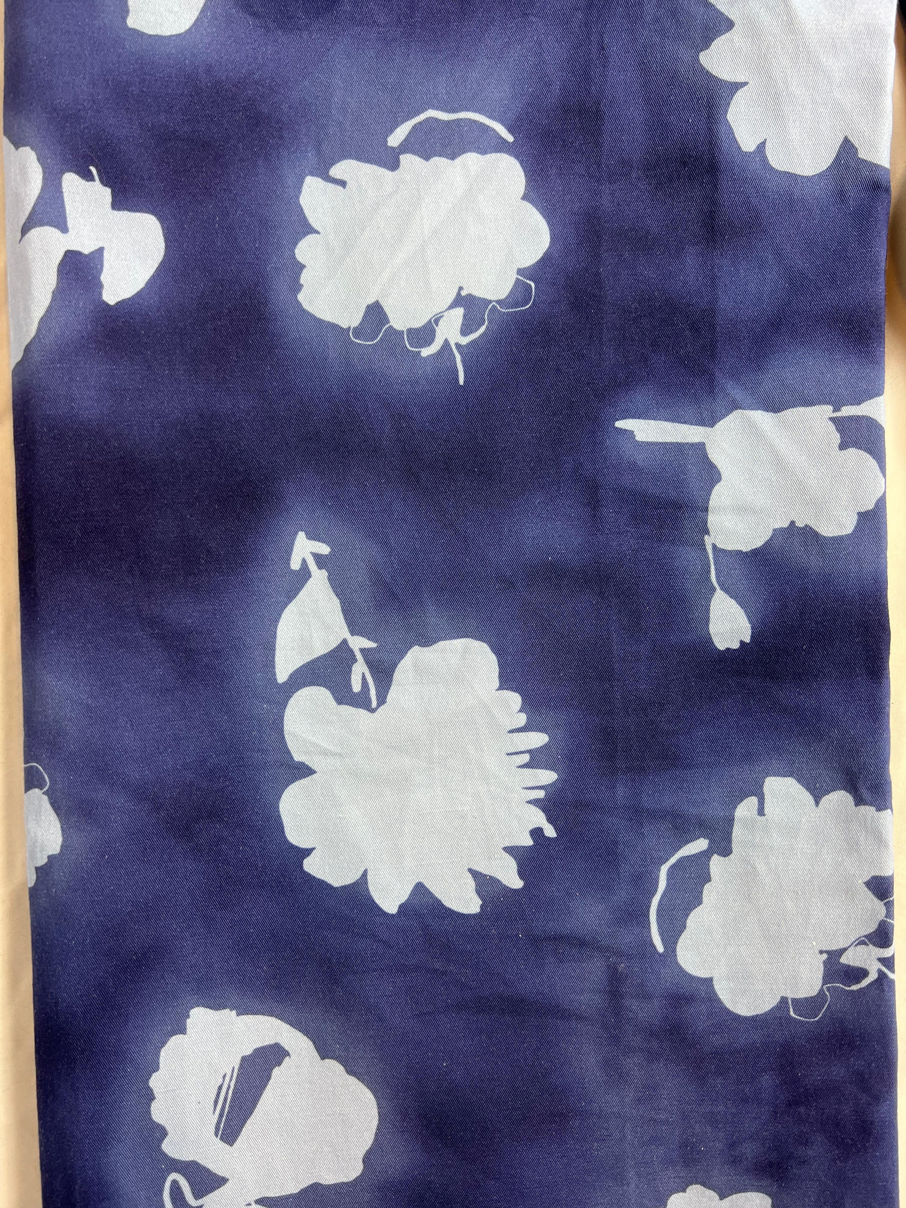 Marni Blue Flower Pants, Size 42 In Excellent Condition For Sale In Beverly Hills, CA