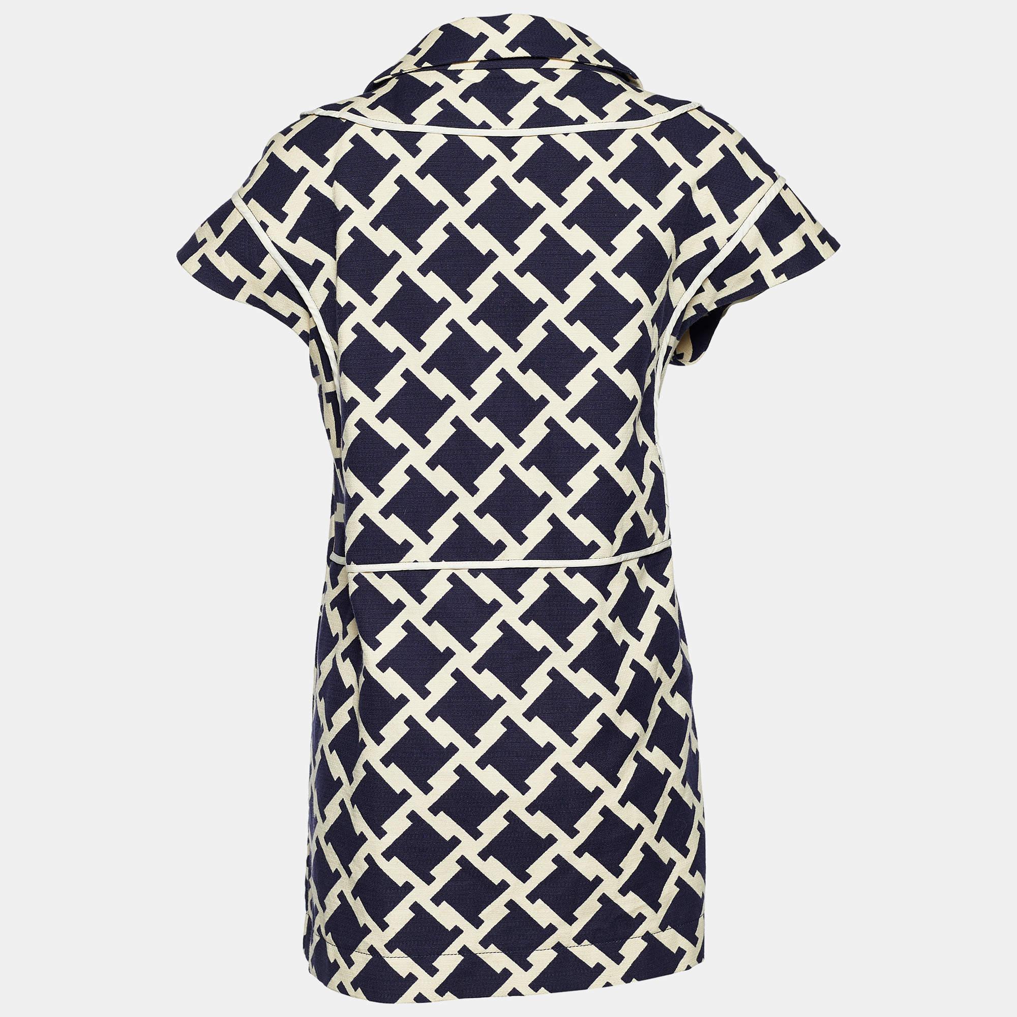 This coat from Marni is destined to make you look stylish no matter what Fashioned in cotton fabric this coat is embellished with Houndstooth prints and equipped with buttoned closures. It features short sleeves and four functional pockets. With its