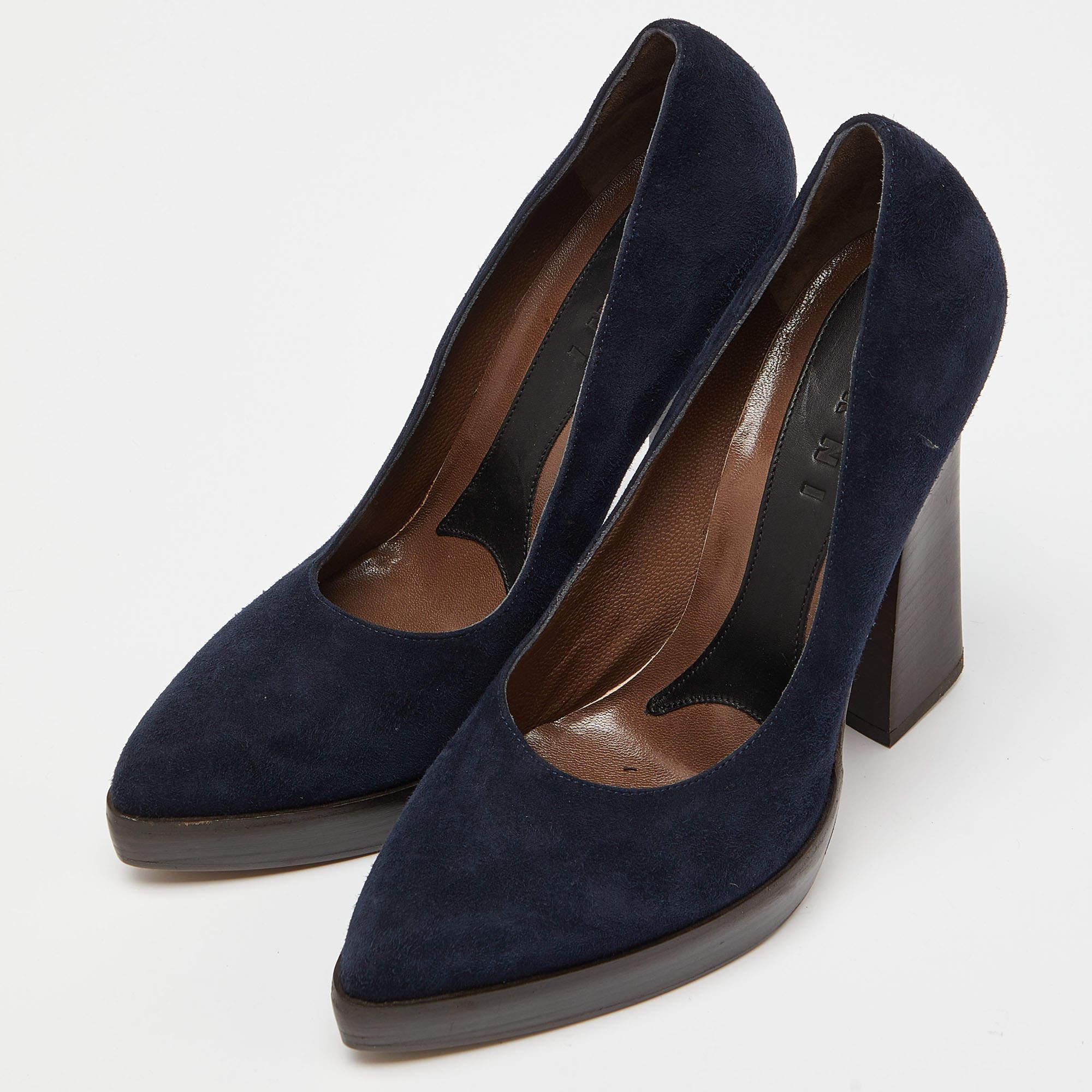 Faites preuve de chic avec ces escarpins de créateur. Ils présentent des talons robustes et des semelles durables, parfaits pour vos sorties à la mode.
