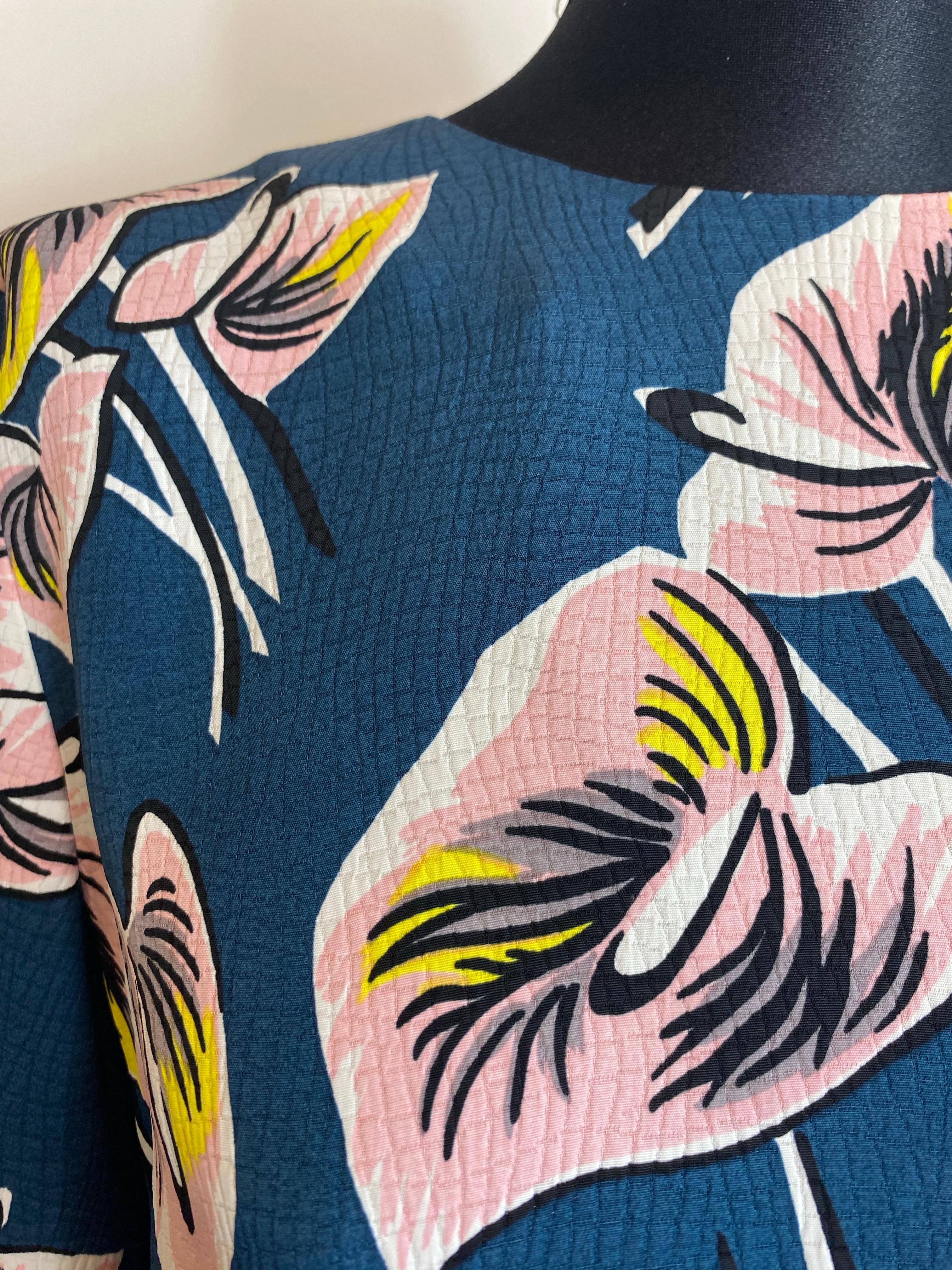 Marni blue T-shirt with details.
Size 40 IT.
100% Viscose.
Shoulders 40 cm.
Length 64 cm.
Excellent condition, shows normal signs of use as shown in the photos.