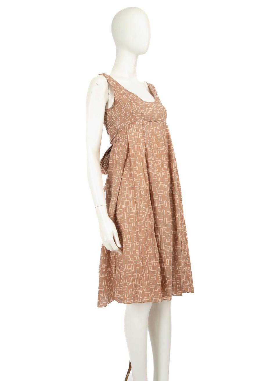 El ESTADO es Muy bueno. El vestido presenta un desgaste mínimo. Hay un pequeño agujero en la parte inferior hacia el dobladillo, junto con algunas pequeñas manchas de decoloración en este artículo usado de reventa del diseñador