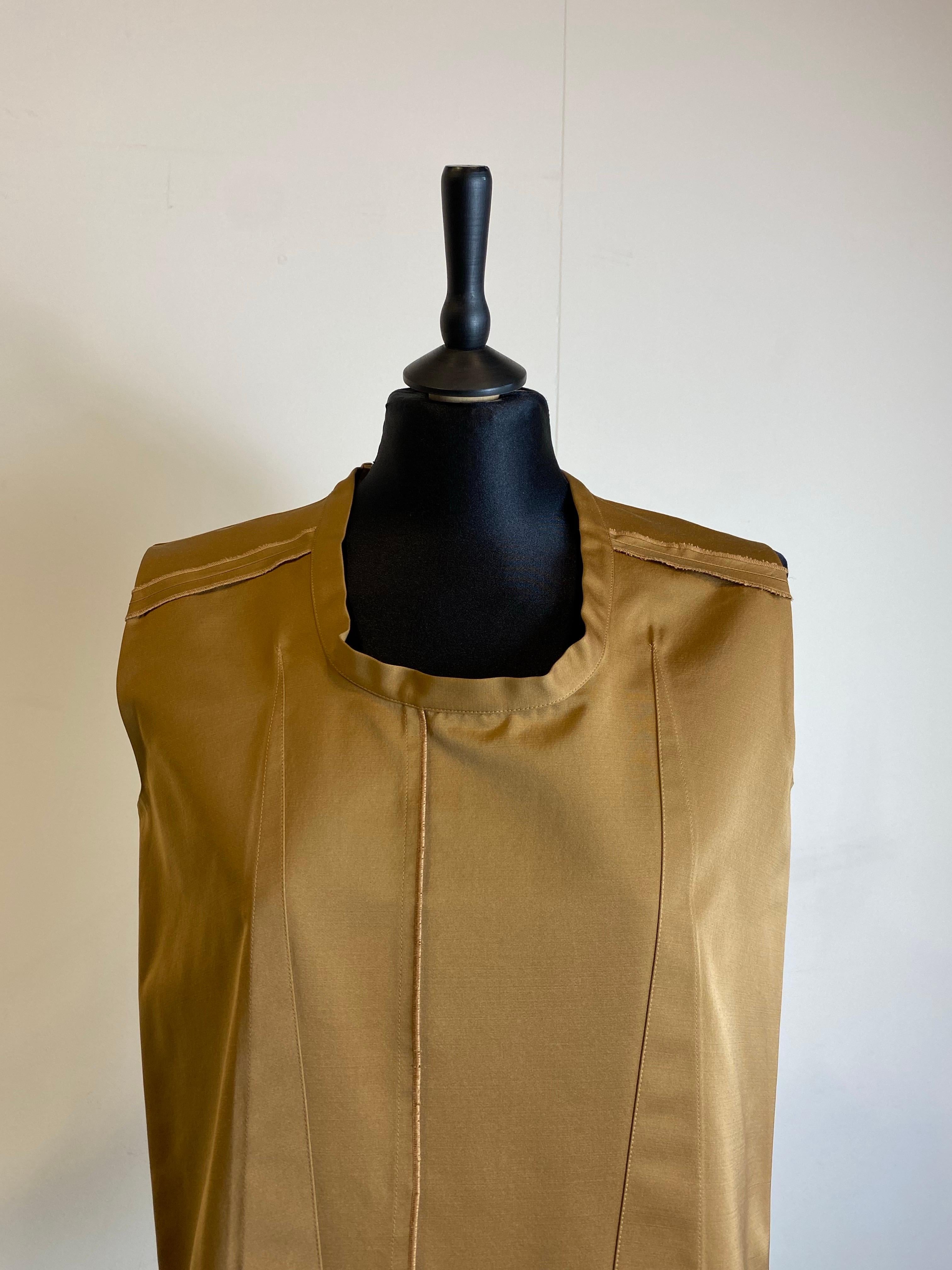 Marni Top.
In poliestere, lana e seta.
Taglia 40 Italiana.
Spalle 39 cm
Busto 47 cm
Lunghezza 62 cm
Ottime condizioni, presenta minimi segni di utilizzo.