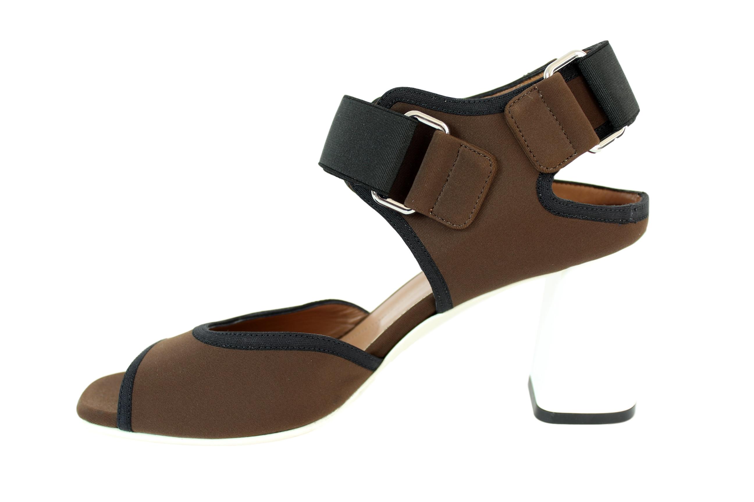 Marni vintage blunt heels shoes from the 2000s. Heel 7 cm beige, square. Velcro strap closure. Entirely in canvas and leather, brown and black. Casual look. New, never worn, without tag. Excellent vintage condition.

Number 38.5 It 8 Us 5.5 Uk

Heel