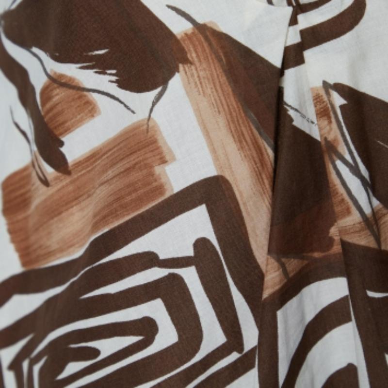 Este top de diseño te aportará estilo y comodidad. Confeccionada con los mejores tejidos, la creación se ha cuidado hasta el más mínimo detalle. Combínala con unos vaqueros y unas bailarinas.