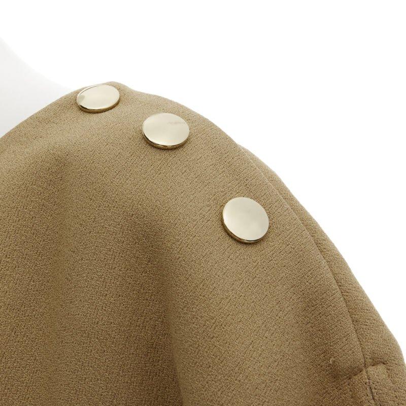 MARNI crepé marrón botón dorado manga drapeada asimétrica top boxy IT40 S
Referencia: CELG/A00134
Marca Marni
Material: Algodón, viscosa
Color: Marrón
Cierre: Botón
Detalles adicionales: Cuello redondo. Dardo de busto angular. Botón dorado en el