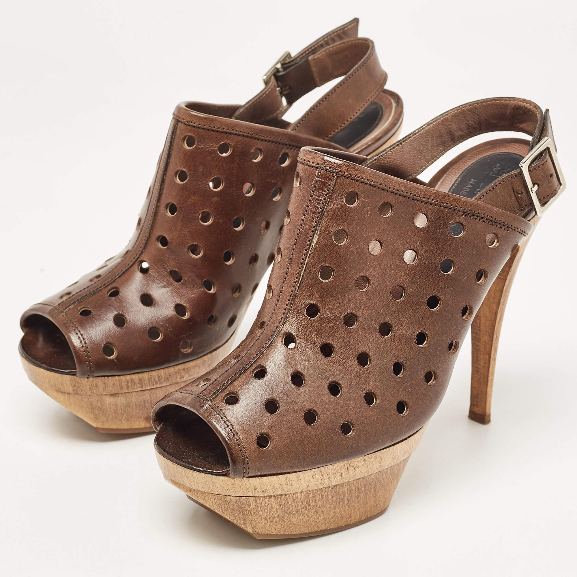 These sandals will frame your feet in an elegant manner. Crafted from quality materials they display a classy design and comfortable insoles.