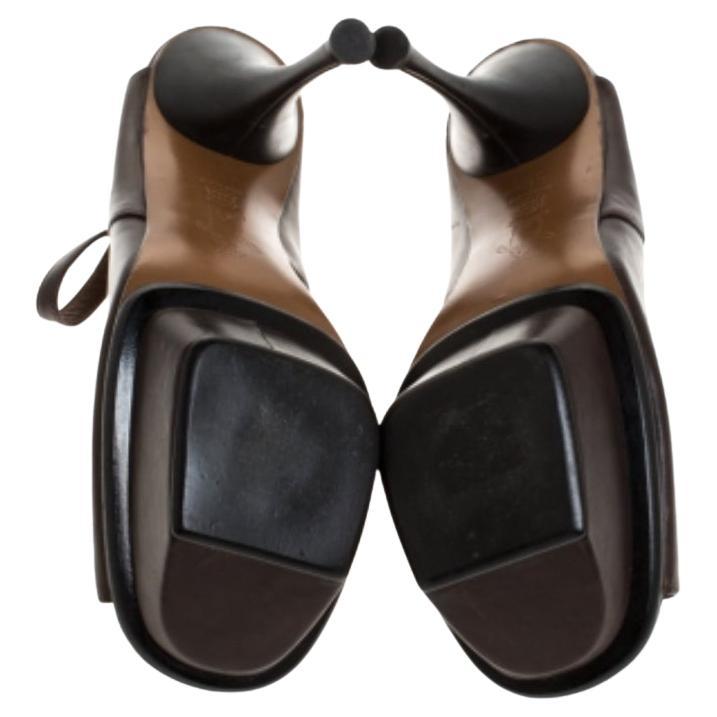 Ces superbes sandales de Marni sont incroyables ! Ces sandales sont confectionnées en cuir marron et présentent une silhouette à bout ouvert. Ils sont dotés de doubles brides bouclées à la cheville, de semelles intérieures doublées de cuir et de