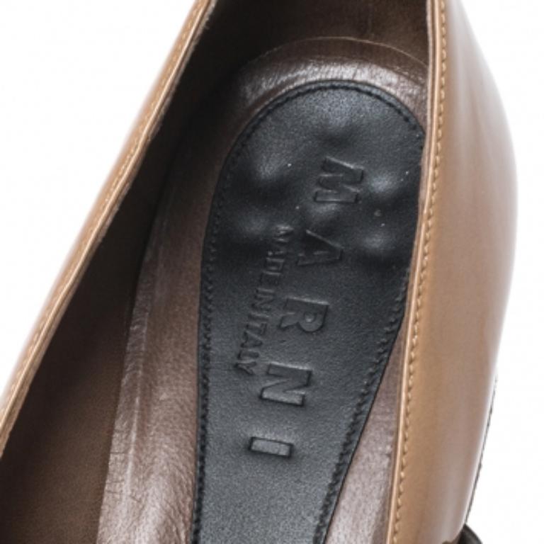 Donna Marni Brown Patent Leather Embellished Bow Mary Jane Buckle Strap Pumps Taglia 38 in vendita