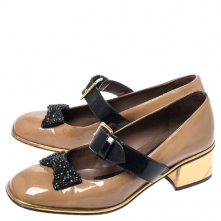 Marni Brown Patent Leather Embellished Bow Mary Jane Buckle Strap Pumps Taglia 38 in vendita 1