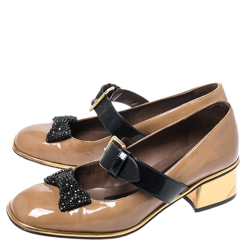 Marni Brown Patent Leather Embellished Bow Mary Jane Buckle Strap Pumps Size 38 In Good Condition For Sale In Dubai, Al Qouz 2