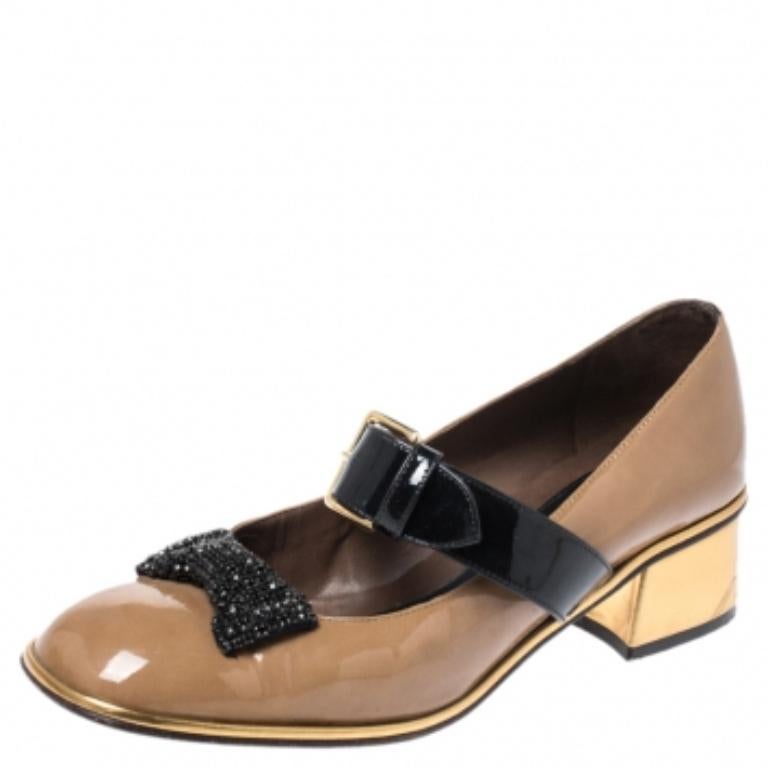 Marni Brown Patent Leather Embellished Bow Mary Jane Buckle Strap Pumps Taglia 38 in vendita 2
