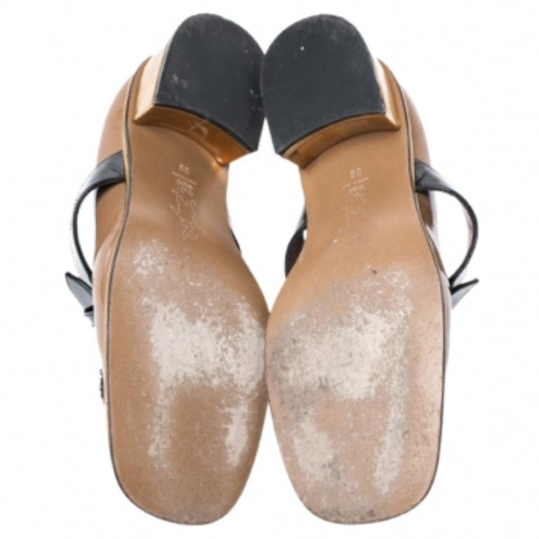 Marni Brown Patent Leather Embellished Bow Mary Jane Buckle Strap Pumps Taglia 38 in vendita 3