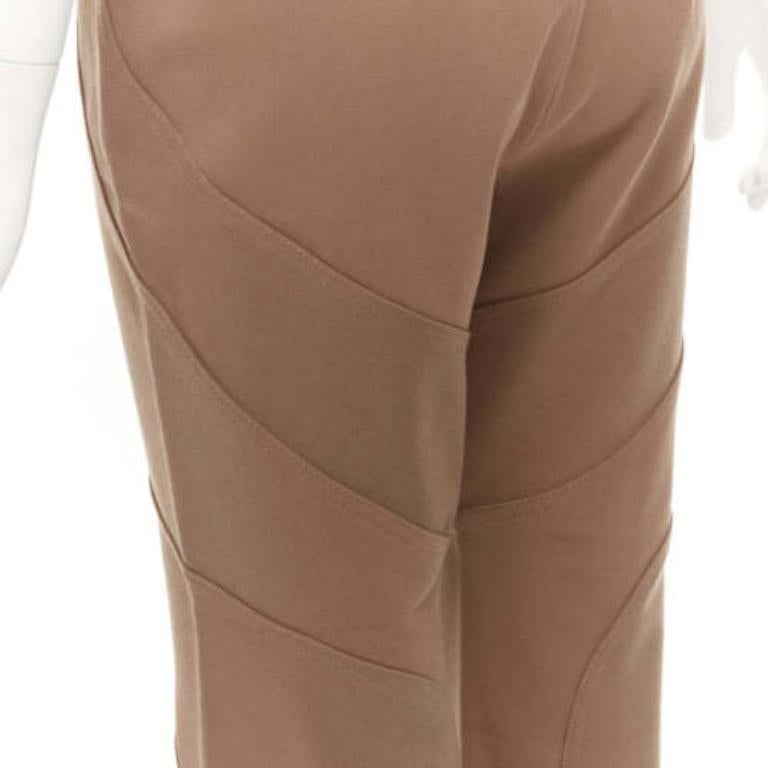MARNI Pantalon évasé à pans incurvés en laine vierge mélangée, marron IT38 XS
Référence : CELG/A00253
Marque : Marni
MATERIAL : Laine vierge, mélange
Couleur : marron
Motif : Solide
Fermeture : braguette à glissière
Fabriqué en : Italie

CONDITION