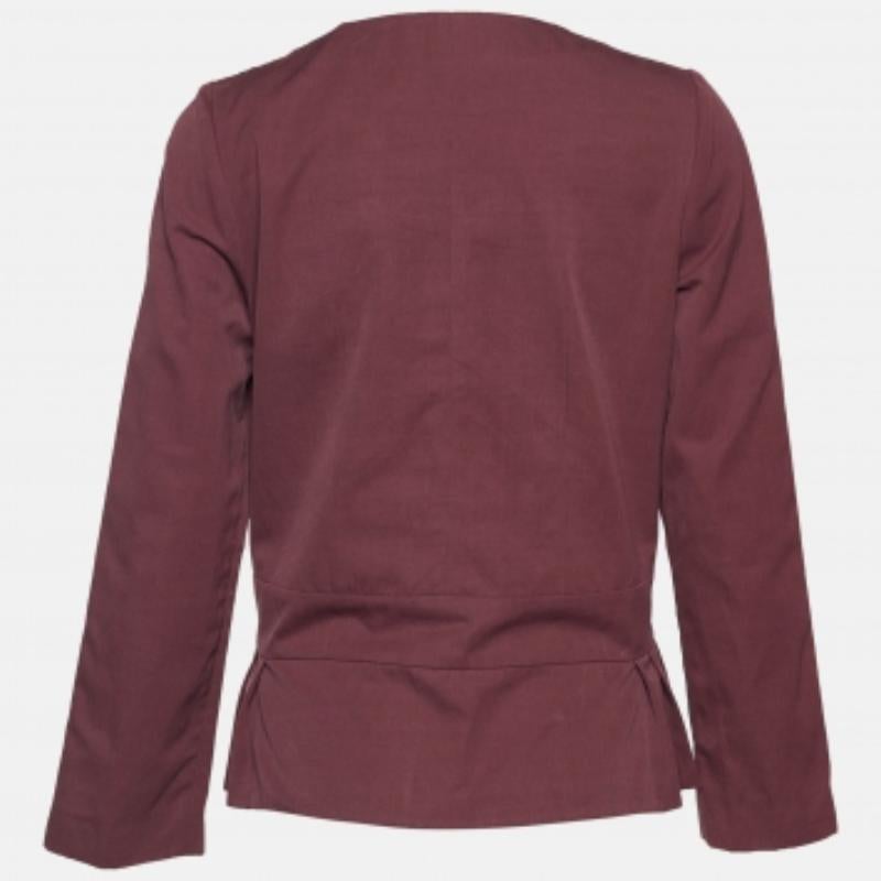 Crea un look formale di grande effetto con questa giacca bordeaux di Marni. Con una silhouette elegante e un orlo a peplo, ha maniche lunghe. È rifinito con una chiusura a gancio.