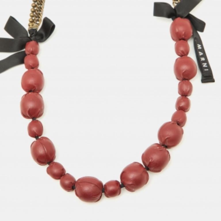 Questa collana di Marni conferisce eleganza grazie al suo design distintivo. Parla di stile impeccabile e di lusso estremo. Sfoggia il tuo gusto esigente per la moda acquistando questa bellezza oggi stesso!