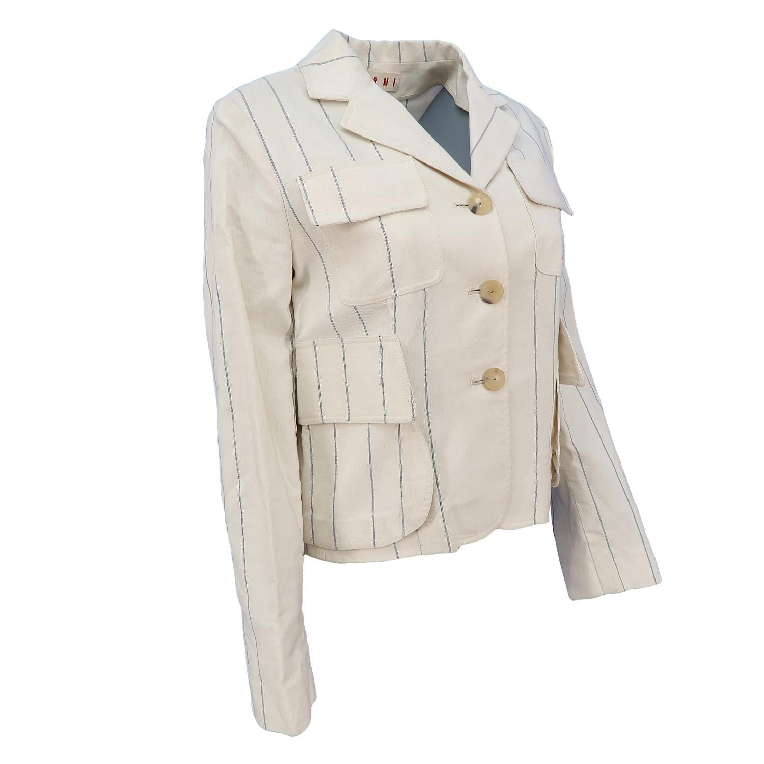 Consuelo Castiglioni’s take on tailoring was special and self-assured. This cute cropped blazer -made out of crispy cotton- features stylized front pockets, which add feminine appeal to a menswear-inspired staple. The subtle stripe motif within the