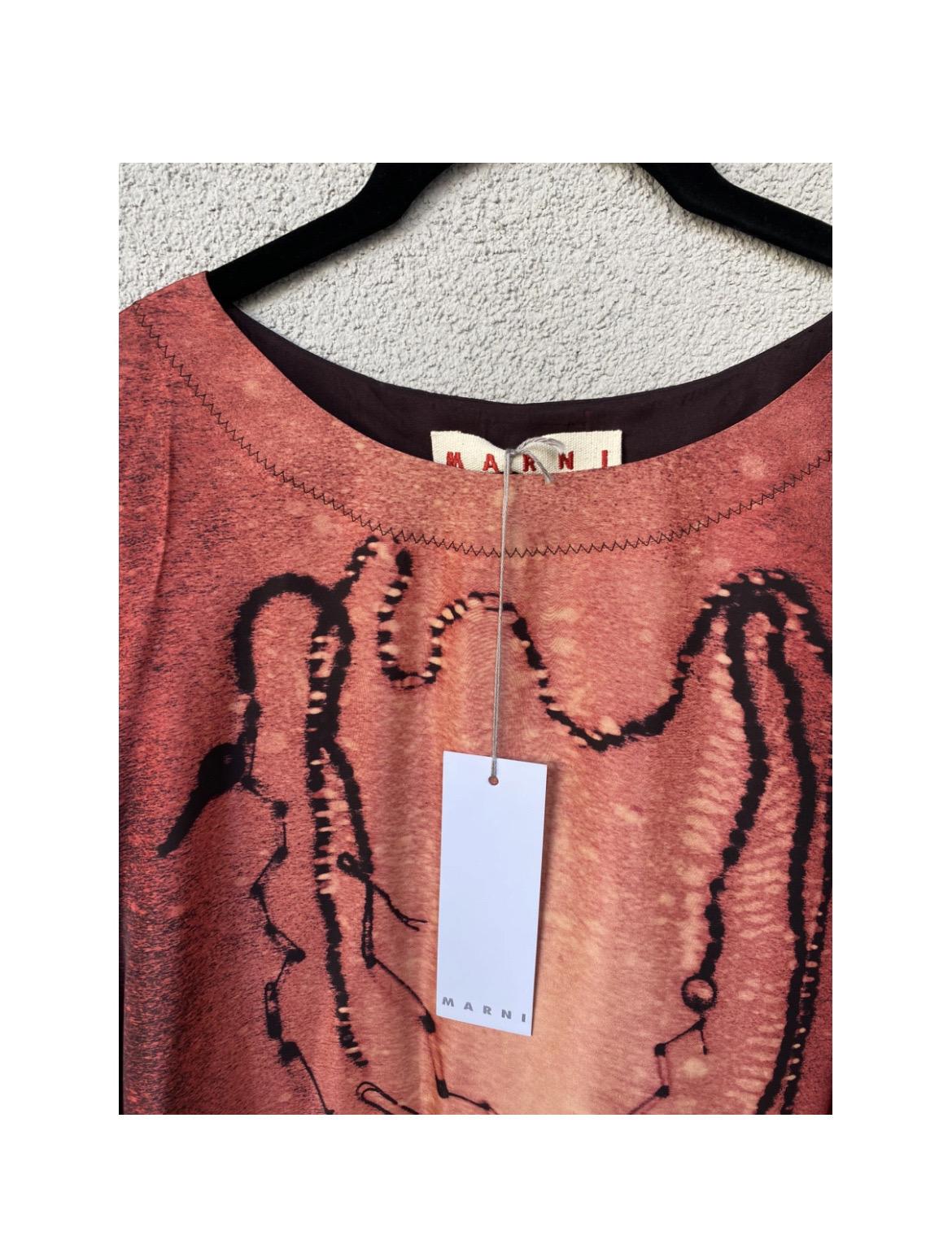 Marni kaftan dress, new with tag. In viscose, indicated size 40 Italian.
140cm long,
chest 100 cm
sleeve 36 cm,
shoulders 82 cm.