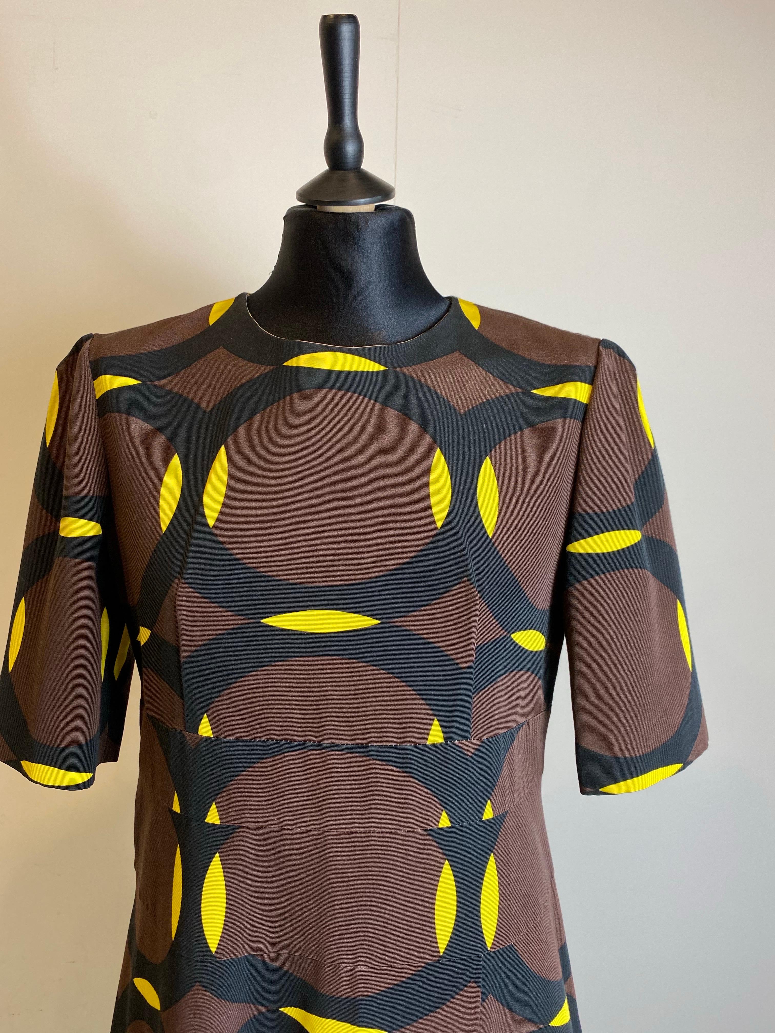 Robe Marni.
En coton et viscose.
Motif géométrique.
Taille 42 Italien.
Épaules 42 cm
Buste 44 cm
Longueur 99 cm
Excellent état général, présente des signes d'utilisation normale.