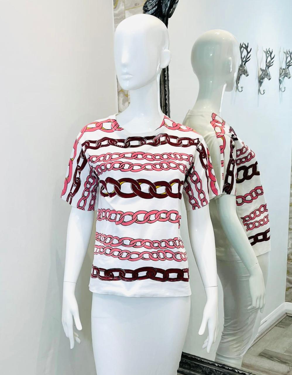 Top in cotone con stampa a catena di Marni

T-Shirt bianca con stampa di catene sul davanti in diverse tonalità di rosa.

Caratterizzato da vestibilità oversize, scollatura rotonda e maniche corte.

Taglia - 40IT

Condizioni - Molto