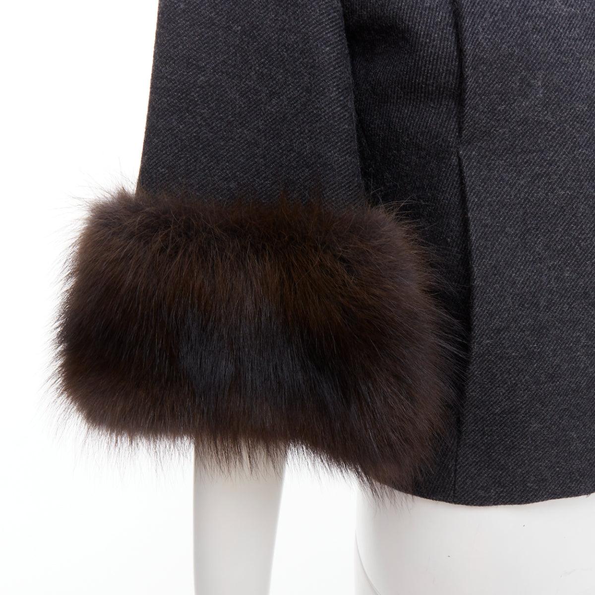 MARNI Anthrazitgraue, flachgeschnittene Jacke aus Wollmischung mit Pelzbesatz IT40 S
Referenz: WECN/A00007
Marke: Marni
MATERIAL: Wolle, Gemisch, Pelz
Farbe: Grau, Braun
Muster: Solide
Verschluss: Knopf
Innenfutter: Grauer Stoff
Zusätzliche Details: