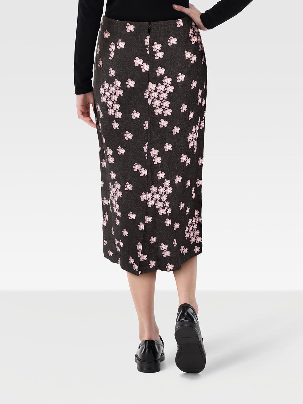 L'ÉTAT est très bon. Cet article de revente de Marni ne présente pratiquement aucune usure visible au niveau de la jupe. Veuillez noter que les labels de composition sont collés les uns aux autres.
 

 

 

 Détails
 

 

 Multicolore - noir, rose
