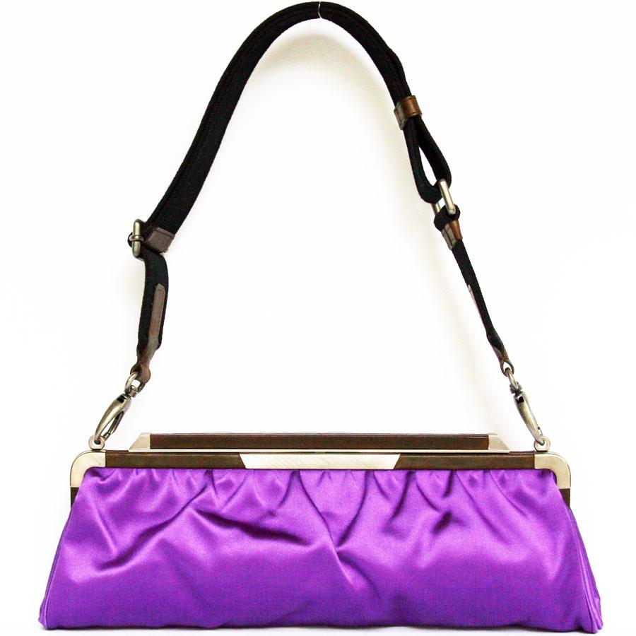 Very trendy, in purple satin with steel and leather outline.
A canvas handle allows this pocket to be worn either by hand or on the shoulder (removable handle).
It closes with a clip. The interior is in navy blue canvas (emblematic color of the