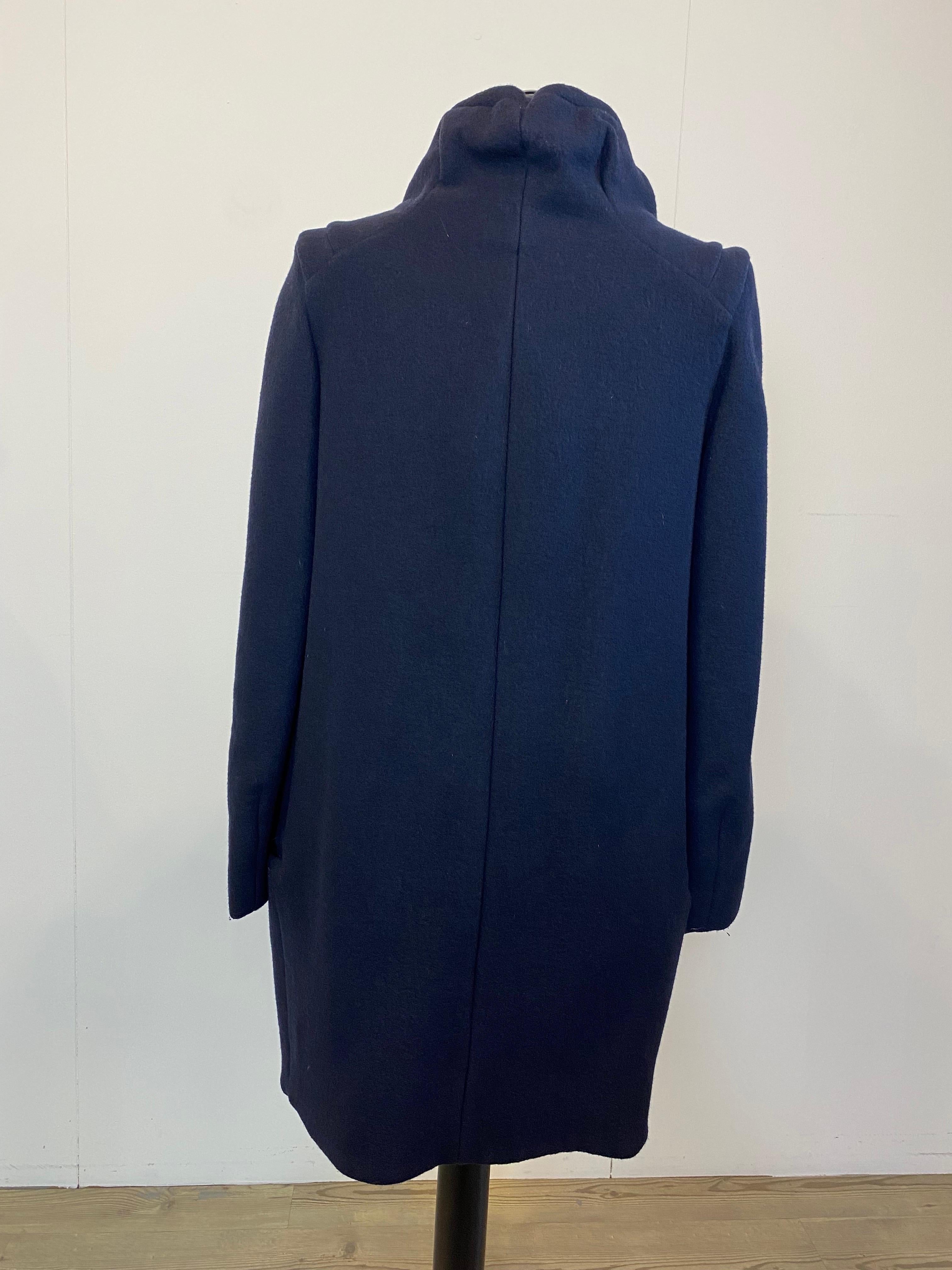 Cappotto di Marni in lana blu con cerniera leggermente spostata a sinistra e due tasche frontali.
Il cappotto è in buone condizioni.
Lunghezza 92 cm
Spalle 42 cm
Petto 47 cm
Manicotto cm 64
Taglia 42