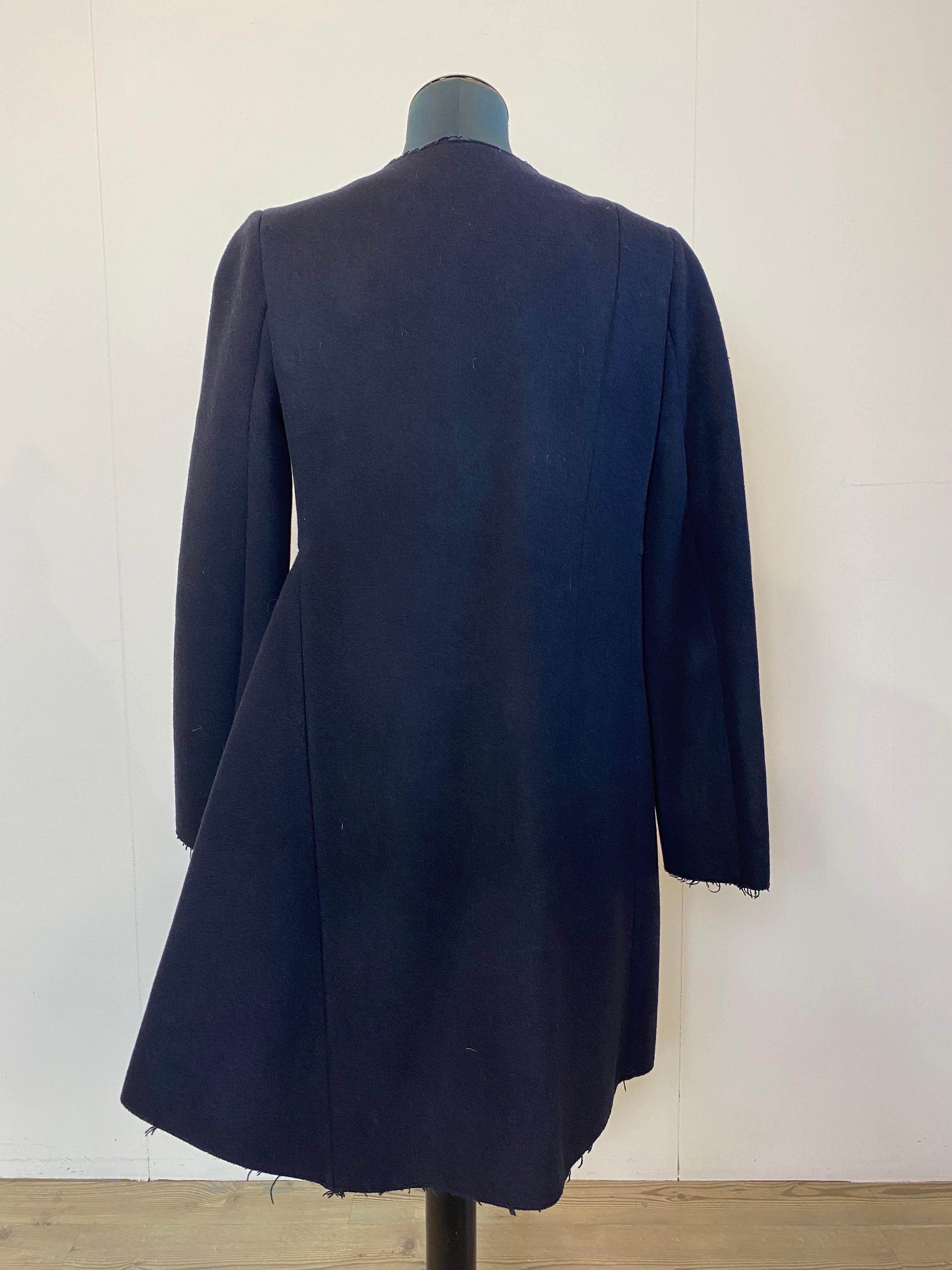 Cappotto di Marni in lana blu, con chiusura a scatto e un'unica tasca laterale destra.
Il cappotto ha un taglio particolare ed è in buone condizioni.
Lunghezza 93 cm
Spalle 42 cm
Petto 48 cm
Manicotto cm 63
Taglia 42