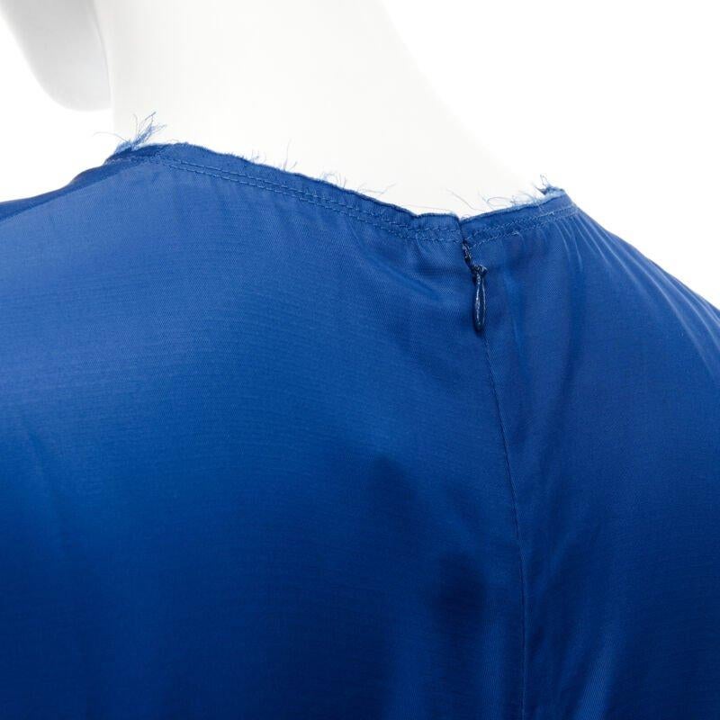 MARNI robe bleu cobalt en viscose crue à bord effiloché et ourlet en escalier plié dans le dos IT38 XS en vente 5