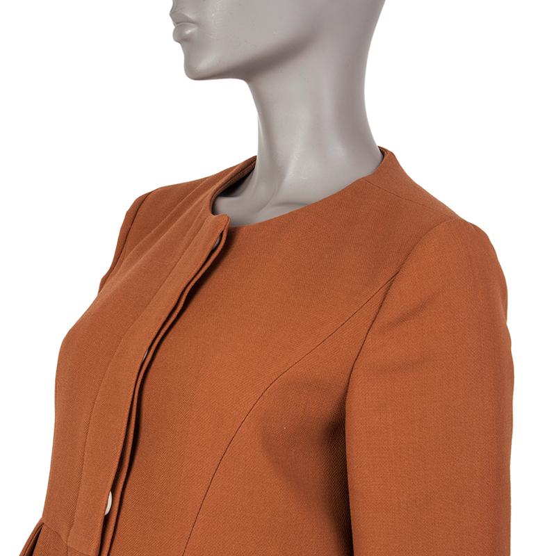 100% authentic Marni collarless jacket in cognac virgin wool (66%) and cotton (34%). With 3/4 sleeves and two flap pockets on the front sides. Closes with cincealed buttons on the front. Lined in beige viscose (52%) and cotton (48%). Has been worn