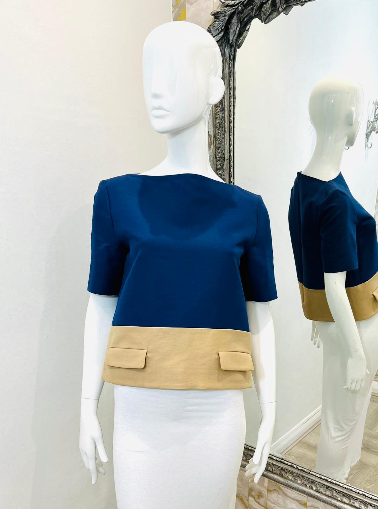 Marni Colour Block Cotton Top

Short sleeved top designed with colour block pattern in navy and beige.

Featuring boat neckline, concealed zip closure to rear and two faux flap pockets to the front.

Size – 40IT

Condition – Very Good

Composition –