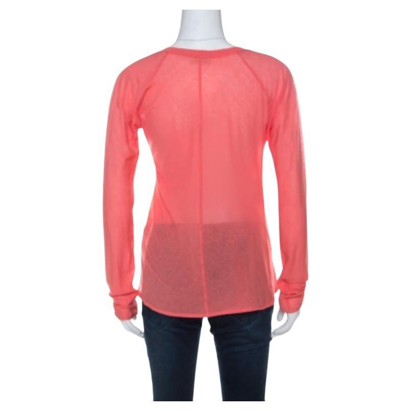 Dieses beeindruckende T-Shirt stammt aus dem Hause Marni. Dieses T-Shirt hat eine schlichte Silhouette, einen korallenorangen Farbton und volle Ärmel. Es ist aus Baumwolle gefertigt und kann mit weit geschnittenen Jeans und flachen Schuhen getragen