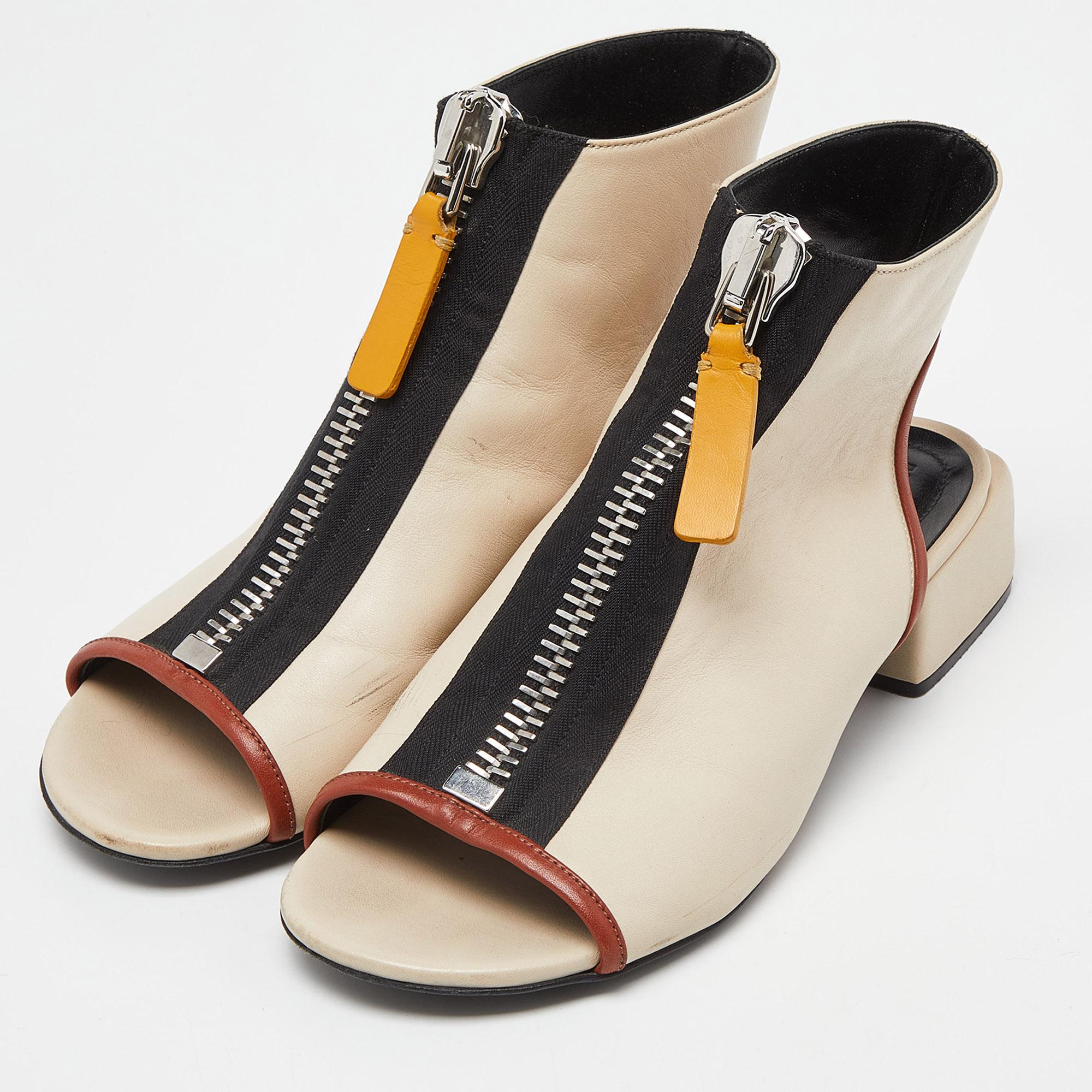 These sandals will frame your feet in an elegant manner. Crafted from quality materials, they display a classy design and comfortable insoles.