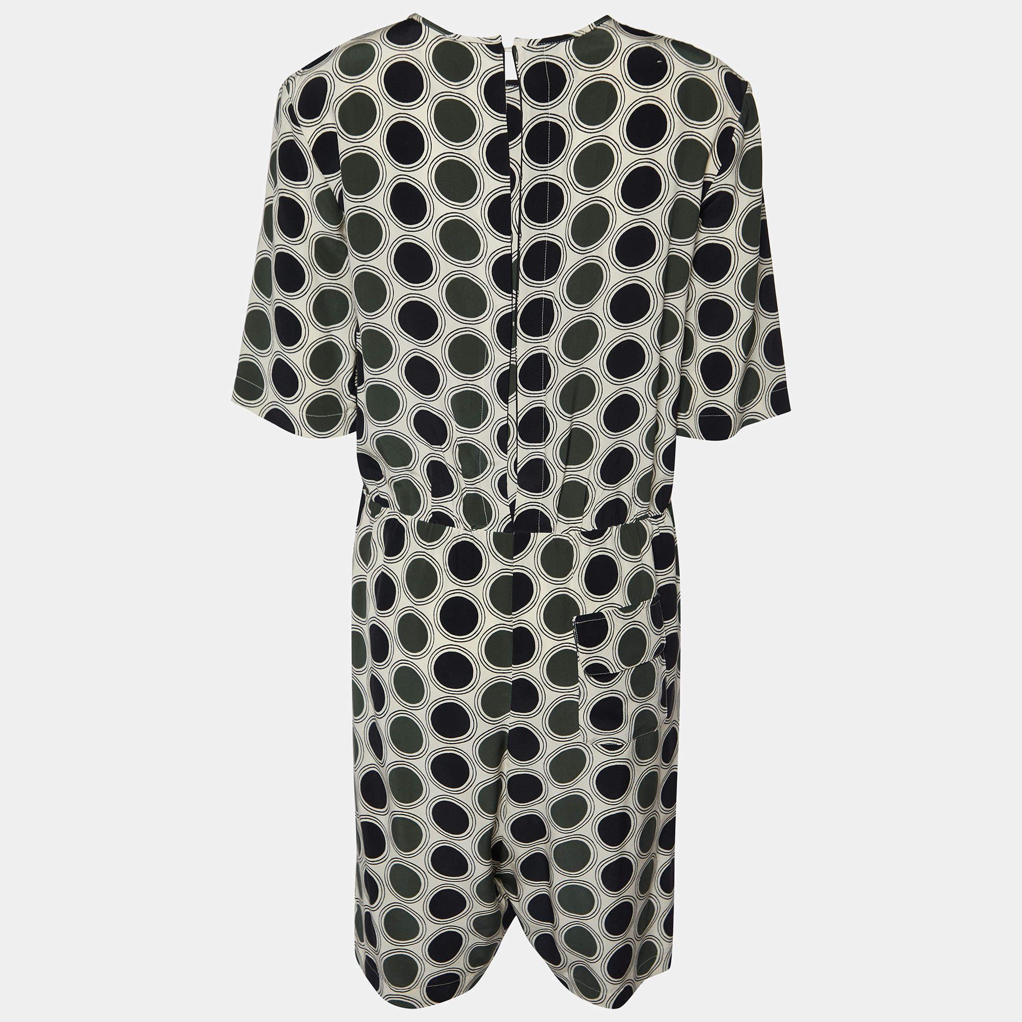 Es ist an der Zeit, dass du dir einen wunderschönen Playsuit zulegst, und was wäre besser als dieser Designer-Anzug? Es wird aus den besten MATERIALEN hergestellt. Kombinieren Sie es mit Halbschuhen.