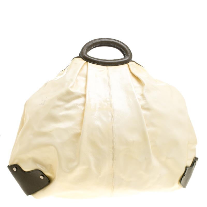 This New Balloon hobo from Marni is styled with pleat detailing. Beautifully crafted from patent leather, the bag features dual top handles and an adjustable shoulder strap. It opens to a spacious nylon lined interior that houses a zip pocket. Ideal